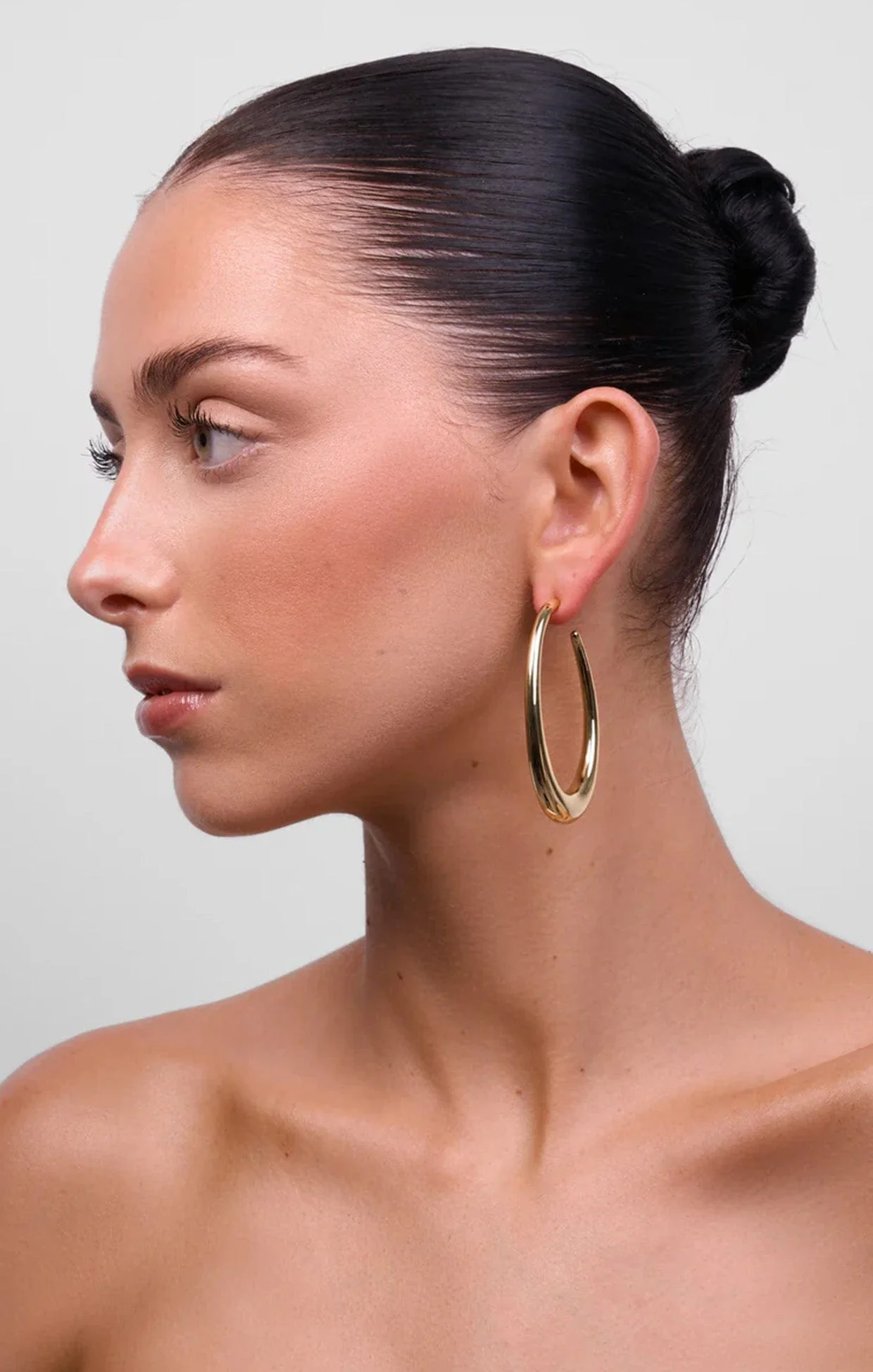 CREW HOOP EARRINGS IN GOLD - Image 2