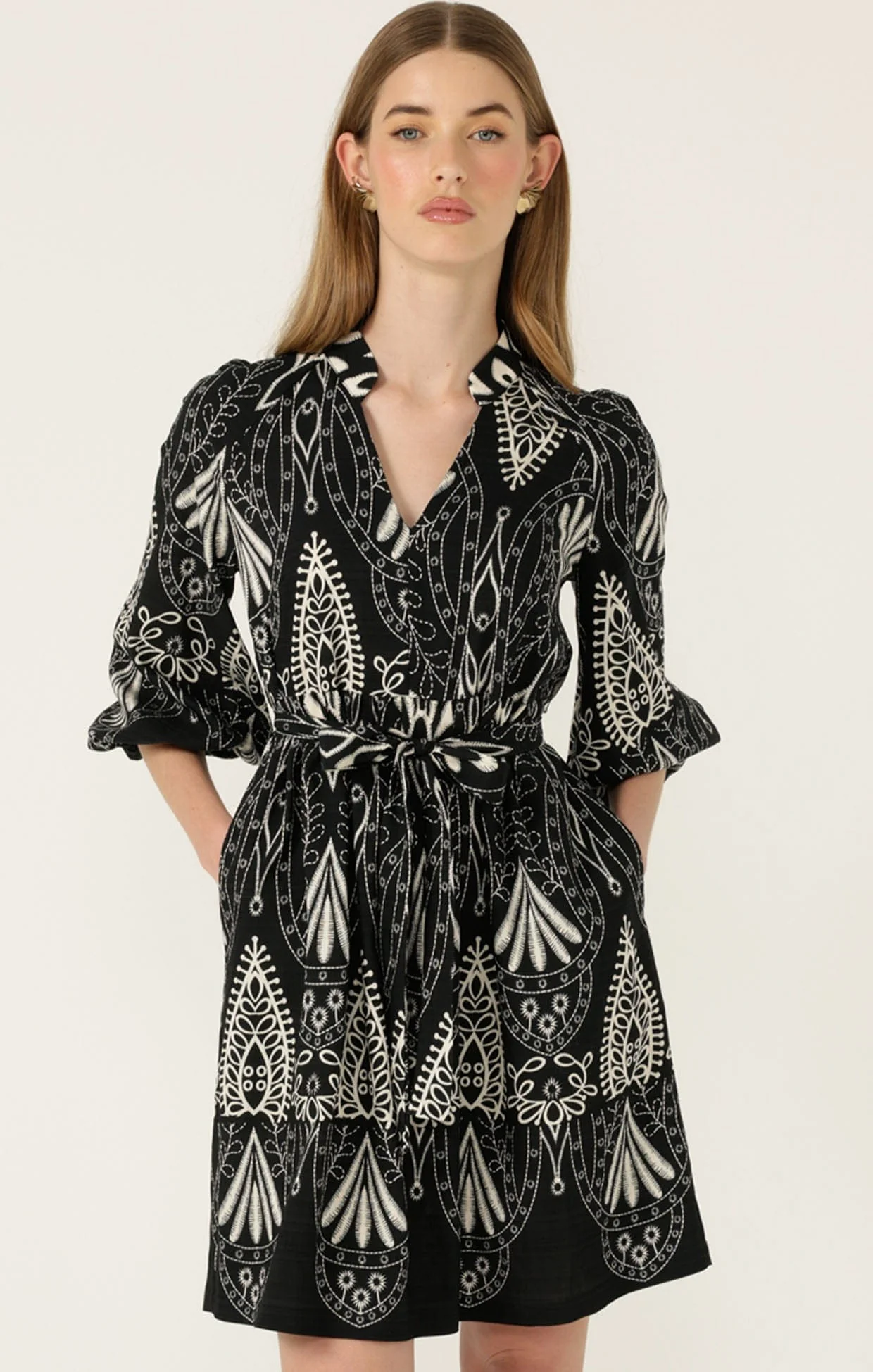 KIRRA SHIFT DRESS IN BLACK CREAM - Image 3
