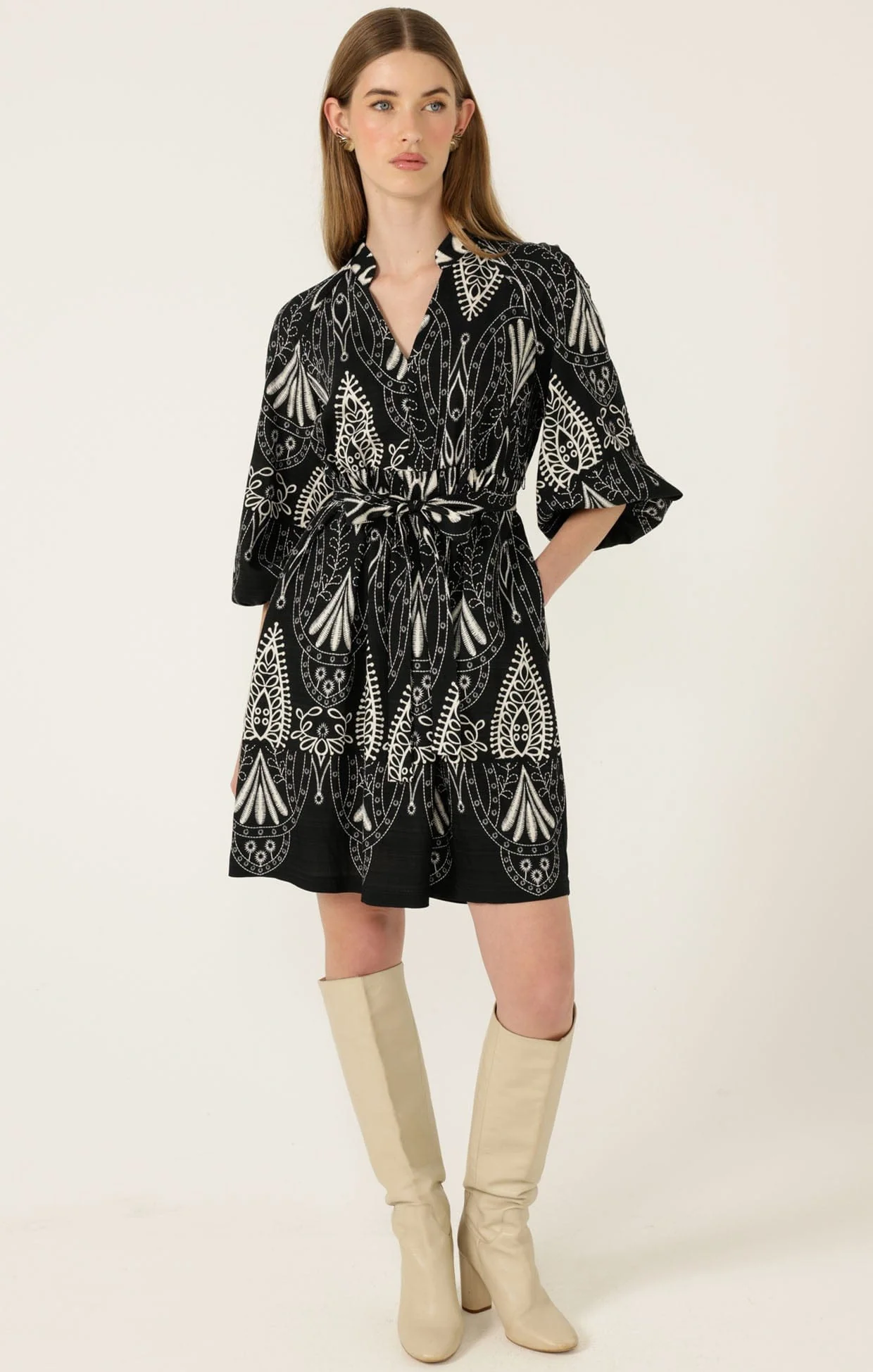 KIRRA SHIFT DRESS IN BLACK CREAM - Image 4