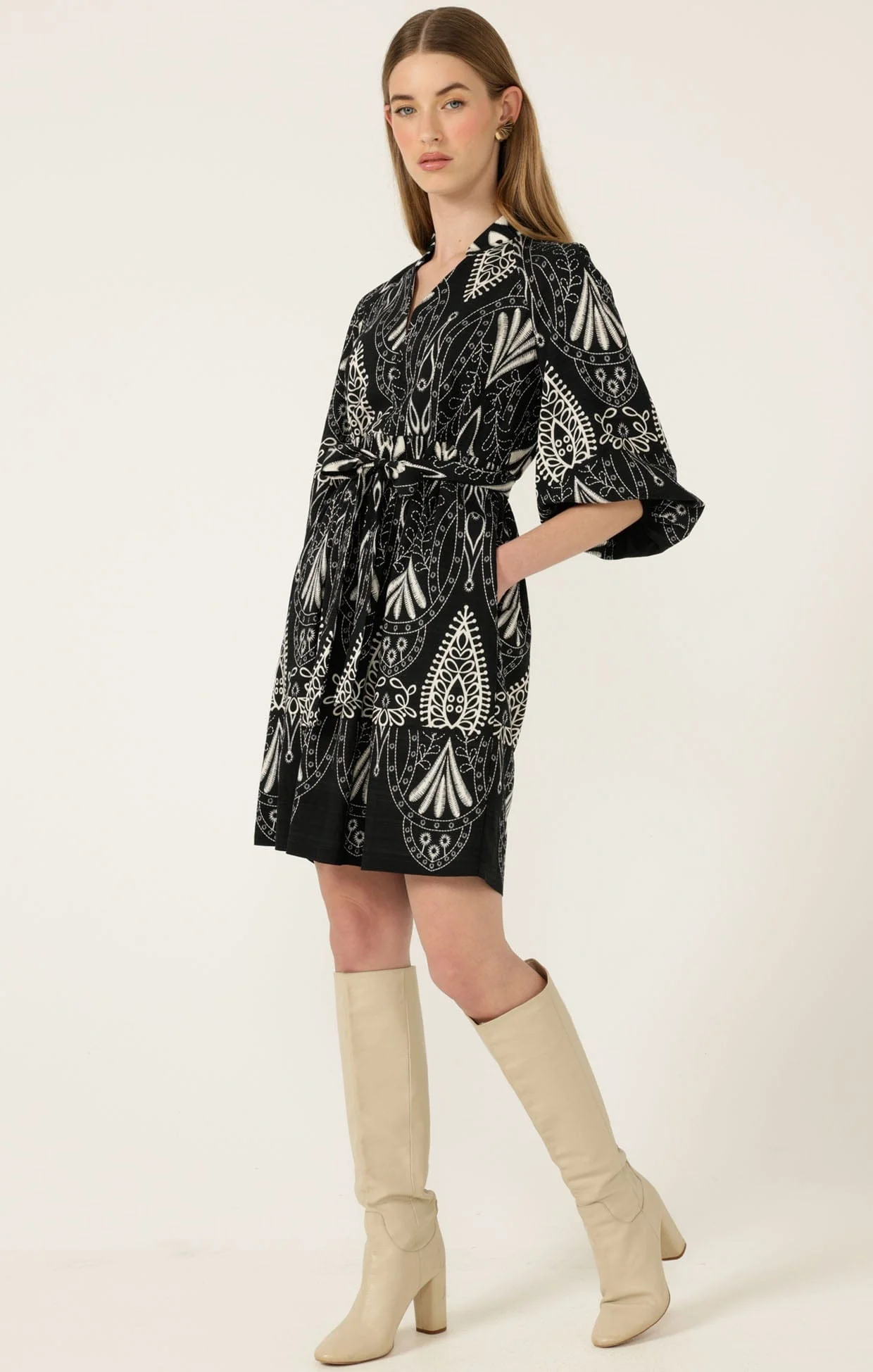 KIRRA SHIFT DRESS IN BLACK CREAM - Image 5