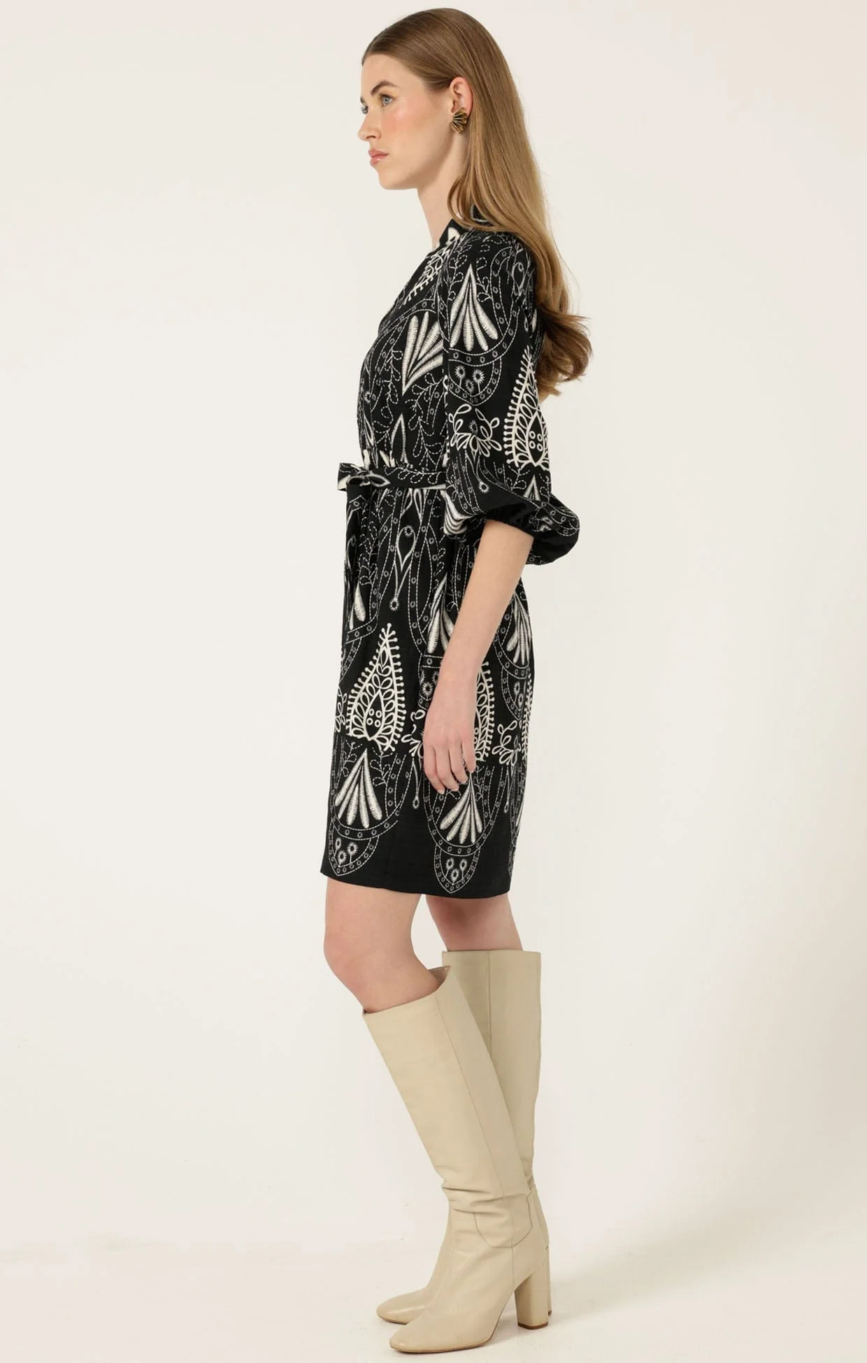 KIRRA SHIFT DRESS IN BLACK CREAM - Image 6