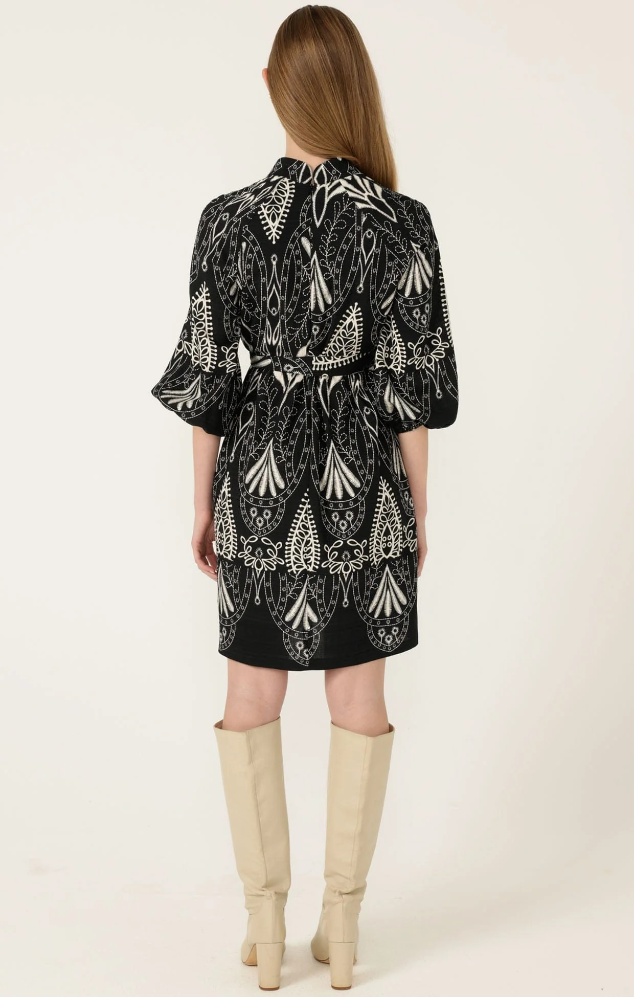 KIRRA SHIFT DRESS IN BLACK CREAM - Image 7