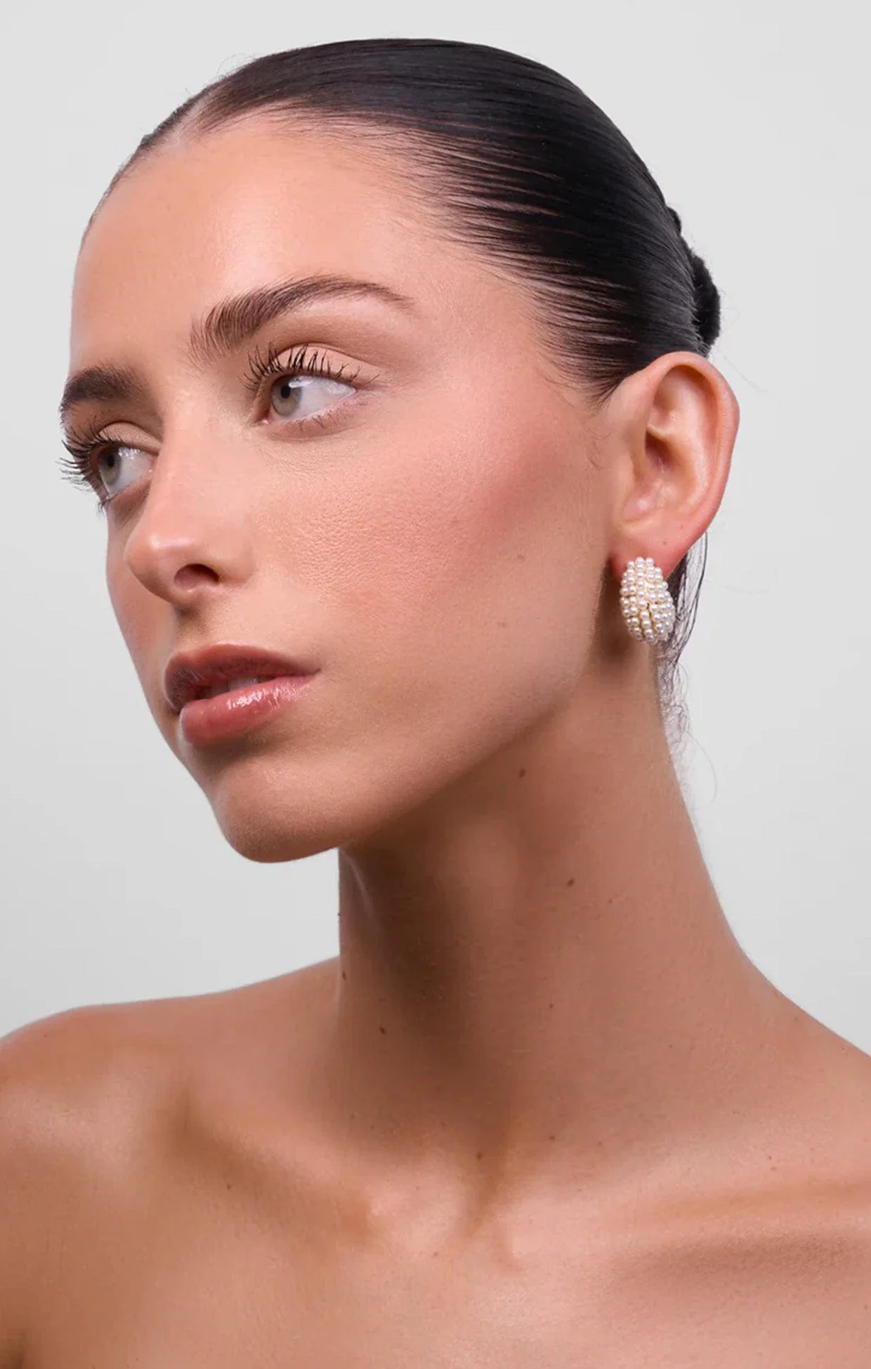 NESSA PEARL EARRINGS IN GOLD - Image 2