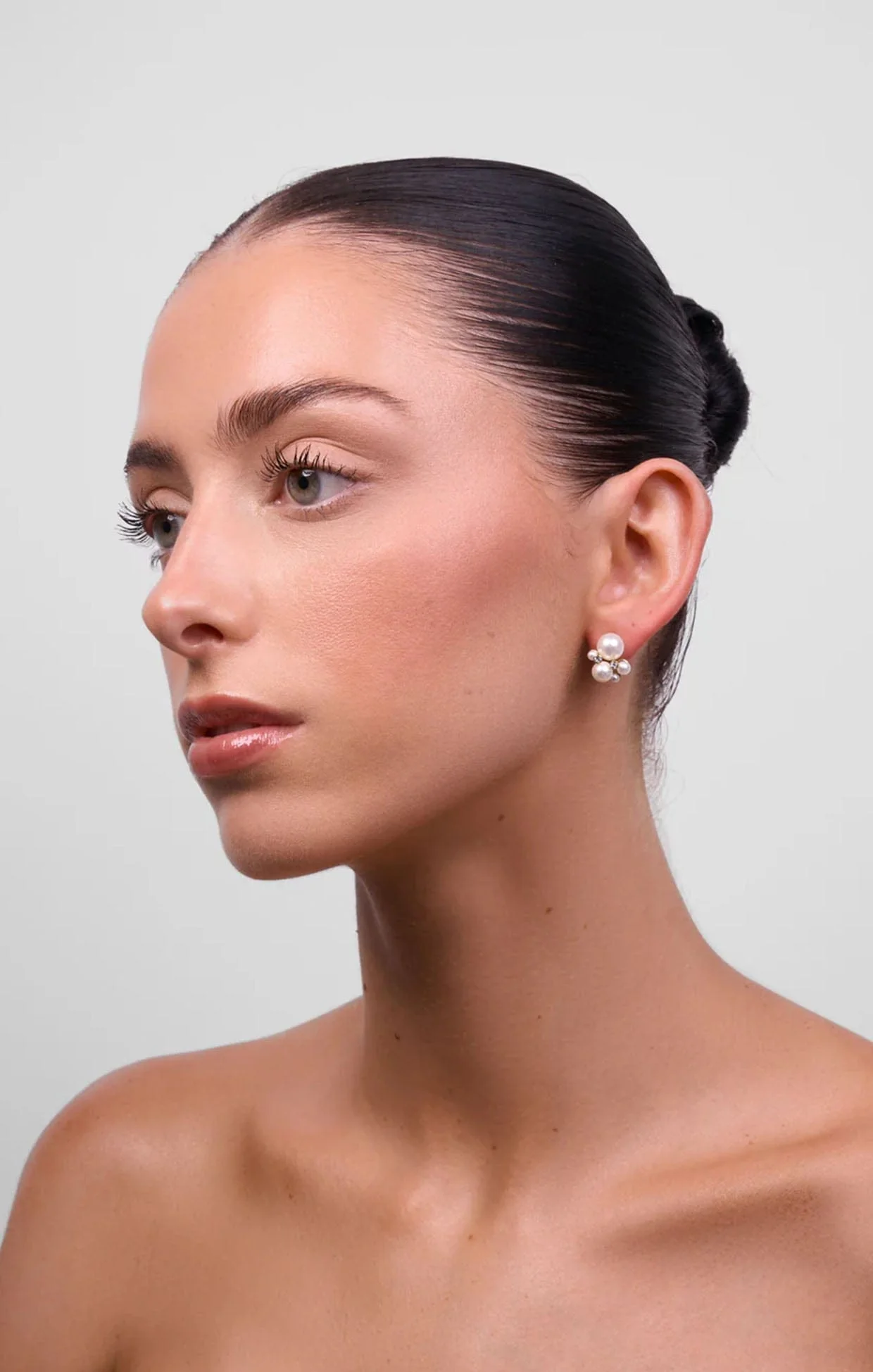 ROCHELLE PEARL EARRINGS IN GOLD - Image 2