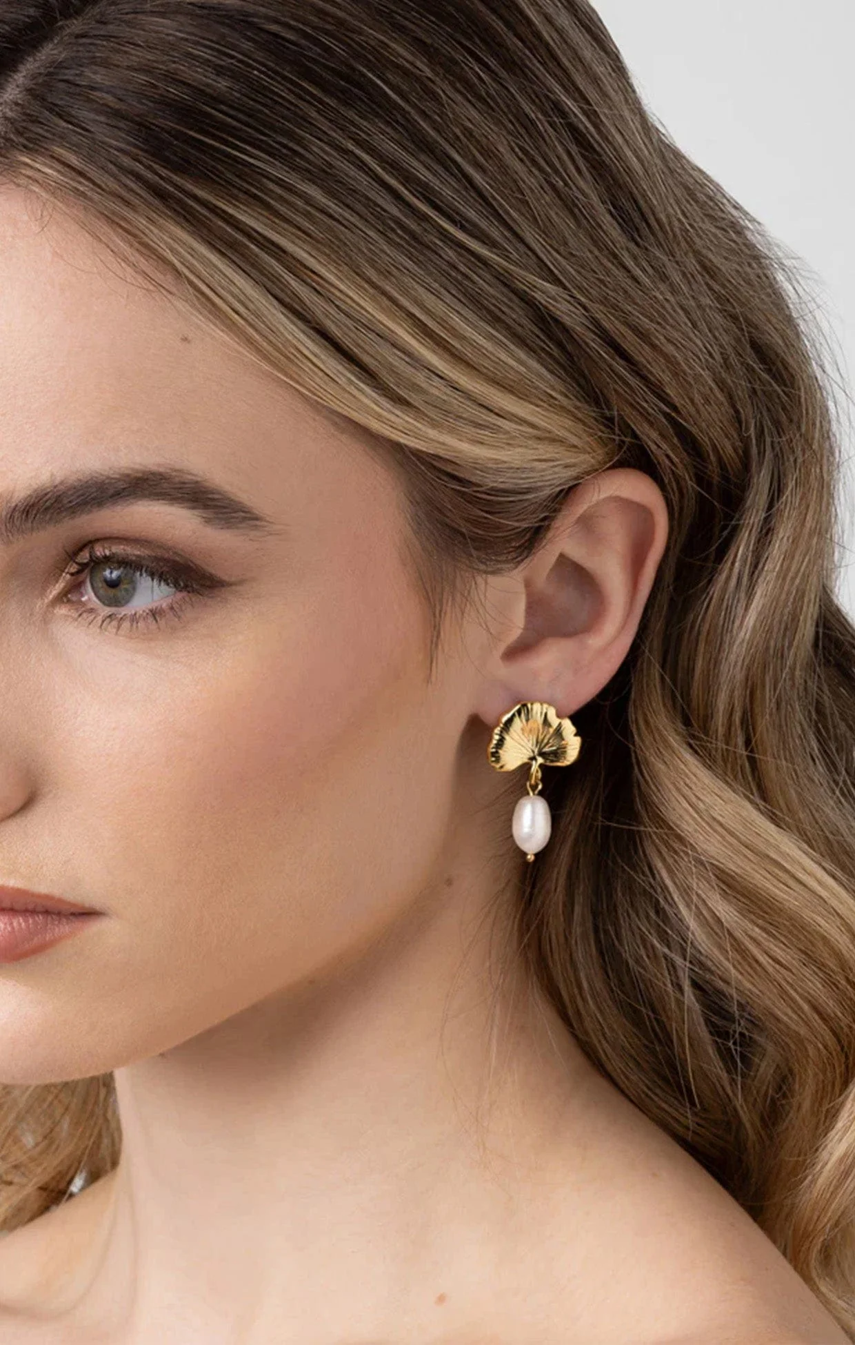 SIERRA PEARL EARRINGS IN GOLD - Image 2