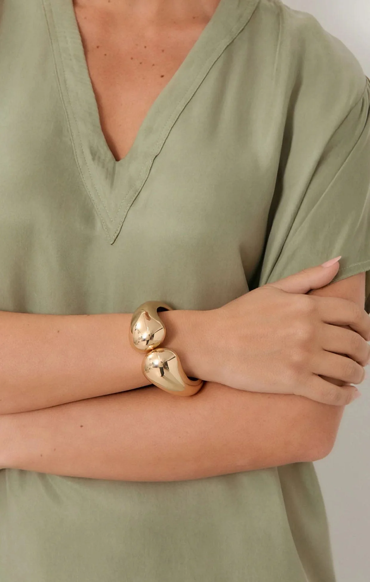 STATEMENT HINGED BANGLE - Image 2
